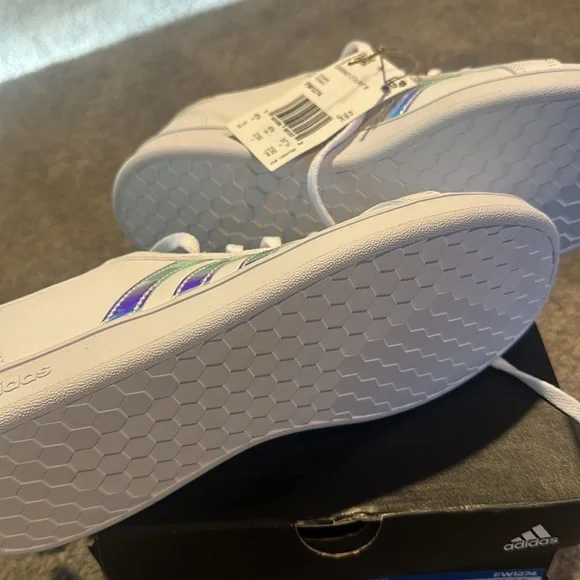 NWT Adidas girls grand court sneakers - Size 5 - Picture 2 of 4